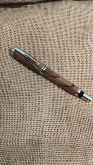 Stylo Roller en Noyer Merisier et résine epoxy noir