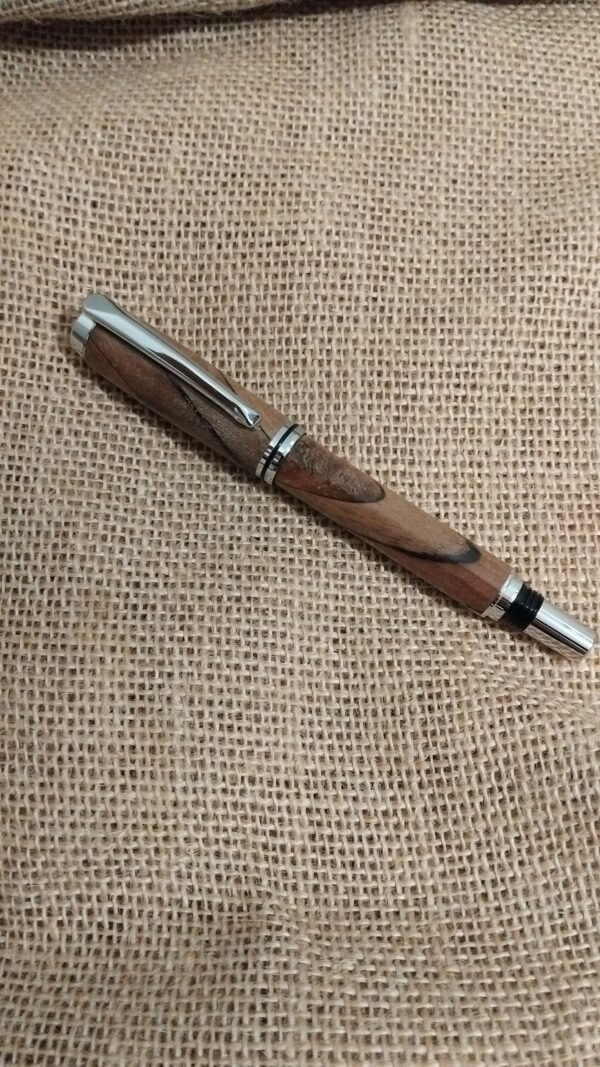 Stylo Roller en Noyer Merisier et résine epoxy noir