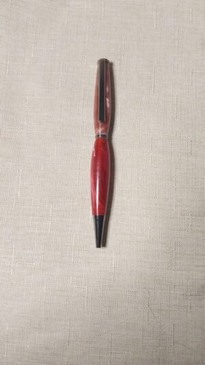 Stylo en résine rouge