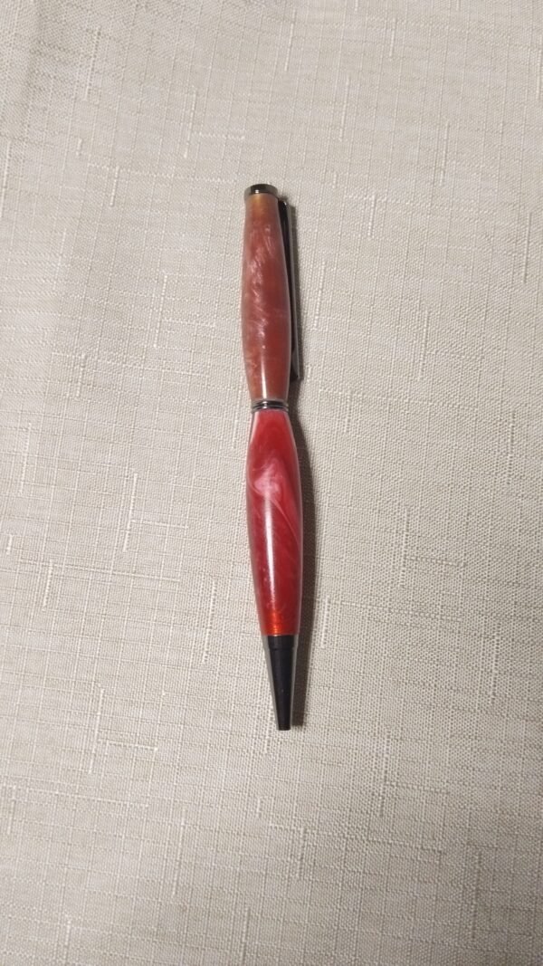 Stylo en résine rouge